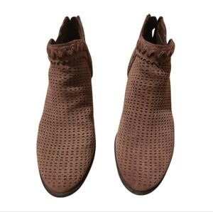 Women's Size 8 Earth Perry Warm Taupe Suede Ankle Boots